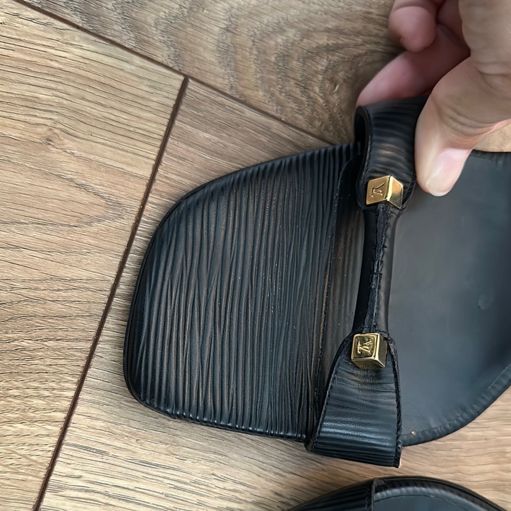 LOUIS VUITTON Black and Gold Heels with Elegant Design - Picture 4 of 13